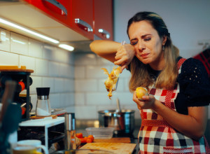 Domaćice oduševljene novim TRIKOM u kuhinji: Ovako se LUK secka bez suza i neprijatnih mirisa