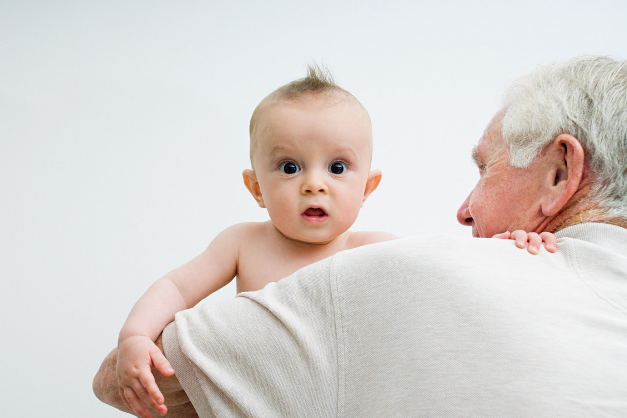 Sa 93 godine ponovo POSTAO TATA, iako ima čak 10 unuka i praunuku!