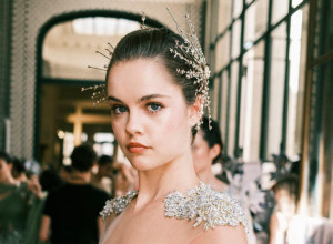 SRPKINJA u rukama šminkera KIM KARDAŠIJAN: Otkrio joj je tajne šminkanja, pogledajte ovu transformaciju (VIDEO)