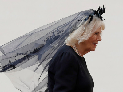 Kraljica Kamila nosi veo