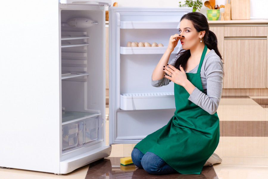 Eksperti za čišćenje se kunu u ova 4 moćna TRIKA za uklanjanje neprijatnih MIRISA iz frižidera