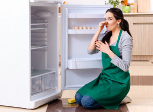 Eksperti za čišćenje se kunu u ova 4 moćna TRIKA za uklanjanje neprijatnih MIRISA iz frižidera