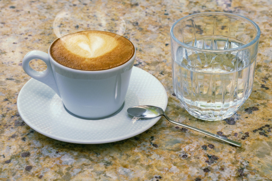 Zašto uz KAFU dobijamo čašu VODE – prava priča vuče korene iz 16. veka, a malo ko je zna!