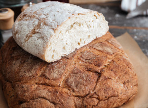 Dodajte samo JEDNU kašiku i hleb će biti mekan i posle 4 dana - isprobajte TRIK domaćice iz Subotice