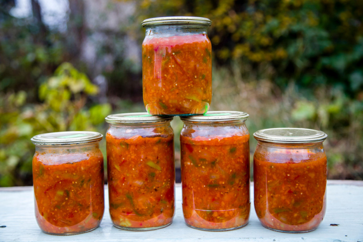 Domaća LOVAČKA SALATA bez konzervansa: Zimnica koja je bolja i od ajvara