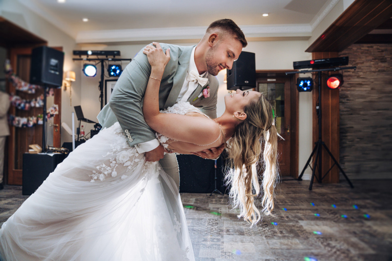 Mladenci su plesali PRVI PLES kada se IZNENADA pojavio ON: Lice je sakrio, uzeo mikrofon i izustio... (VIDEO)