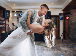 Mladenci su plesali PRVI PLES kada se IZNENADA pojavio ON: Lice je sakrio, uzeo mikrofon i izustio... (VIDEO)