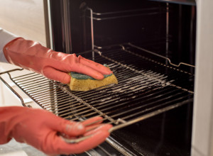 Dosadilo vam je ribanje REŠETKE iz rerne: Uz ovaj trik MASNOĆA će nestati, i to bez sunđera!