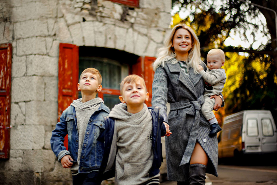 Ima 45 godina, 7 dece i izgleda duplo mlađe: Ne ide u teretanu, ne drži dijete, ovo je njena TAJNA vitkog tela! (VIDEO)