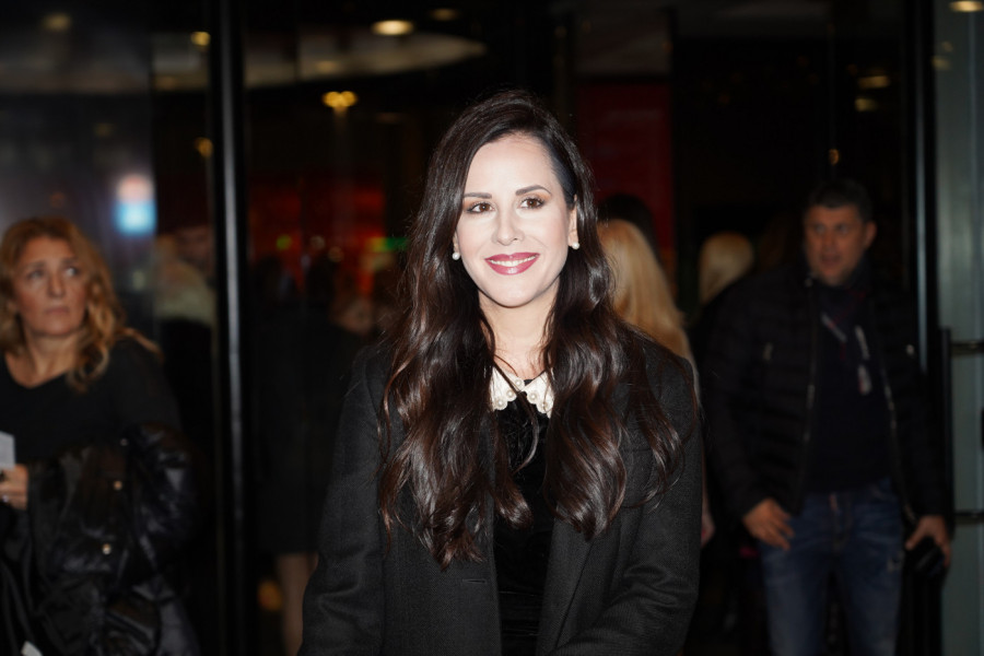  Tamara Vučić iznenadila plišanim stajlingom: Boja je još originalnija, a model izdužuje siluetu i izgleda GLAMUROZNO (FOTO)