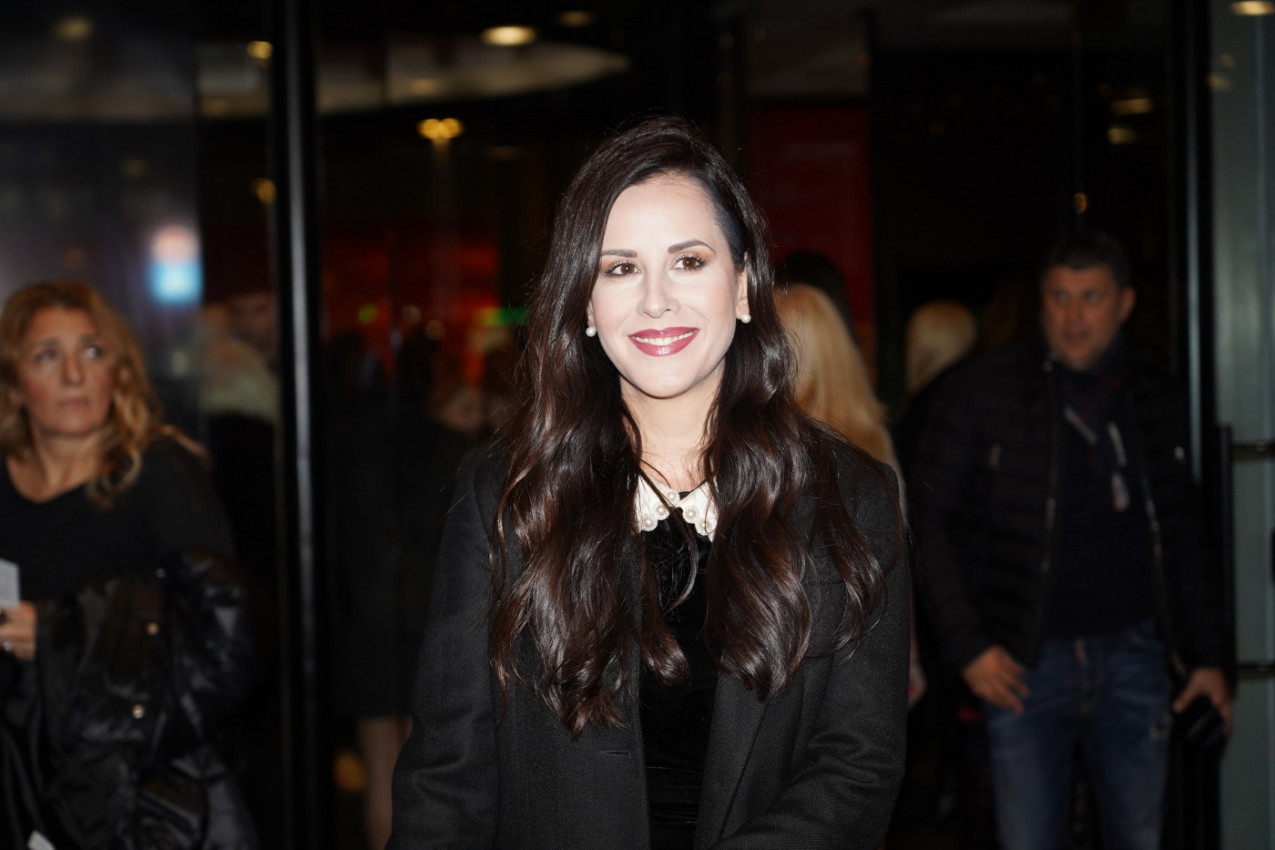  Tamara Vučić iznenadila plišanim stajlingom: Boja je još originalnija, a model izdužuje siluetu i izgleda GLAMUROZNO (FOTO)