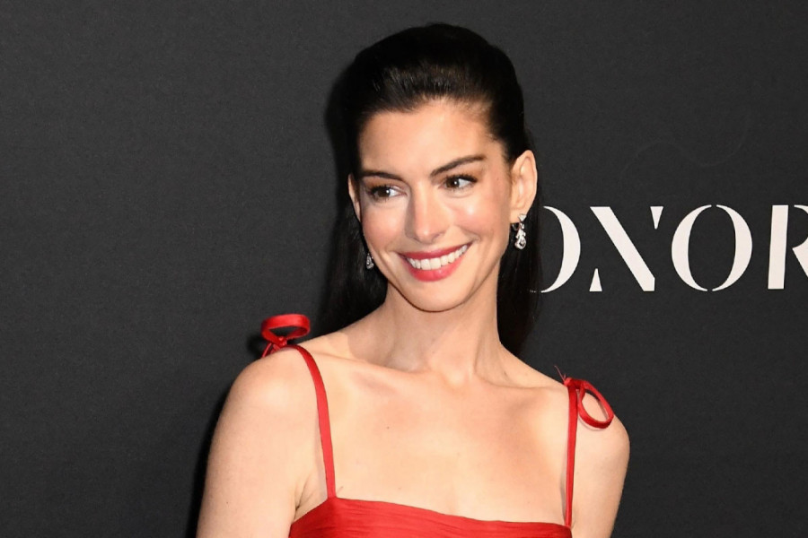 Lepotica besprekornog stila: U vatreno crvenoj haljini nije skidala zavodnički osmeh – blista kao princeza!