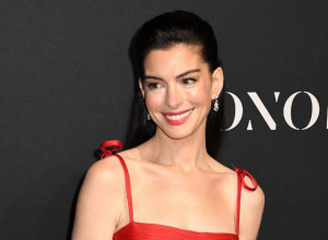 Lepotica besprekornog stila: U vatreno crvenoj haljini nije skidala zavodnički osmeh – blista kao princeza!