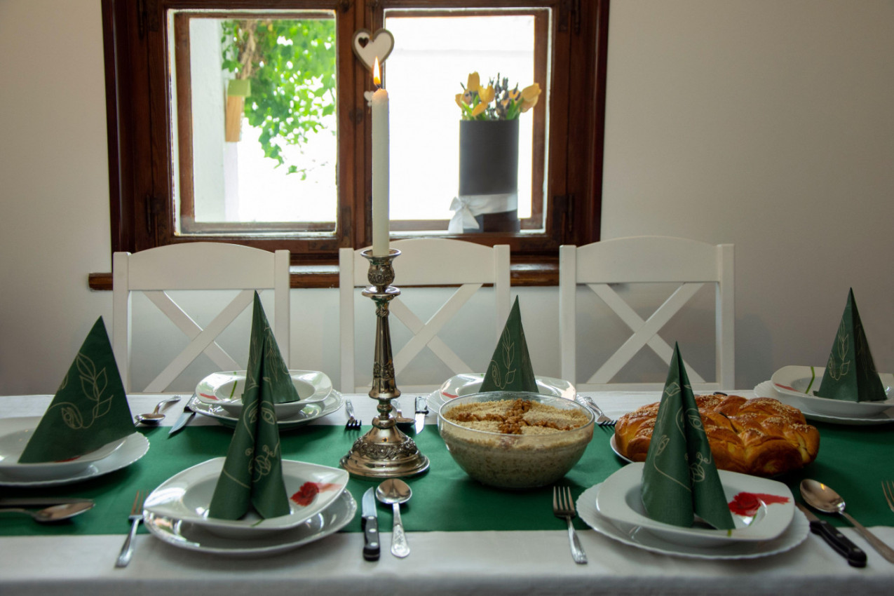 Stari TRIK kako da slavska sveća ne izgori brzo i manje kaplje - domaćice, znate li za OVO?