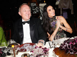 Glumica (62) u providnoj haljini nagih grudi prošetala kroz muzej: Prekrila se minijaturnim cvetovima i izgleda SVETSKI