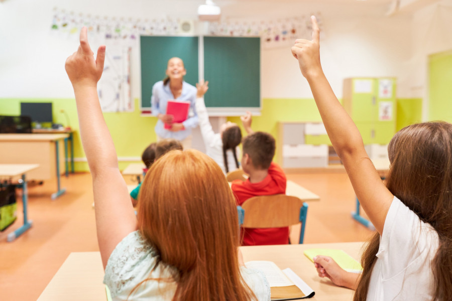 Učiteljicu stavili na stub srama: Njene pantalone izazvale haos na mrežama - mnogi kažu da je preterala (VIDEO)