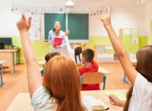 Učiteljicu stavili na stub srama: Njene pantalone izazvale haos na mrežama - mnogi kažu da je preterala (VIDEO)