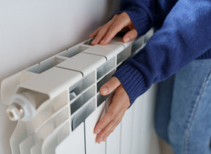 Stan je i dalje hladan uprkos toplim radijatorima? Evo gde vam TOPLOTA "beži" - proverite ova mesta!