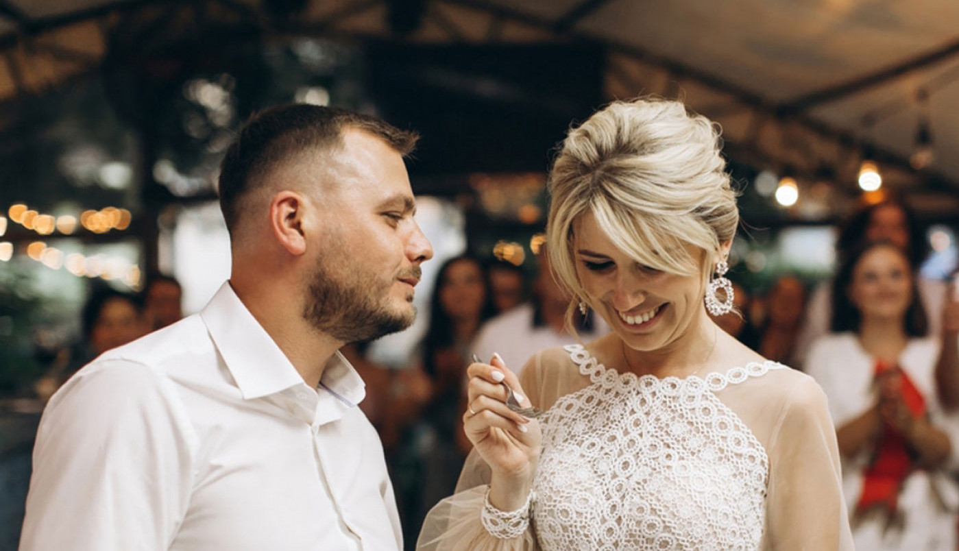 Umesto mladenačke torte, pred svima su rezali OVO, a gosti su zaprepašćeno posmatrali (VIDEO)