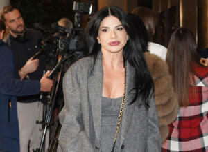 Naša NAJLEPŠA VODITELJKA oduzima dah - ne zna čovek da li pre da gleda u njene noge ili ČIZME koje sve žene žele! (FOTO)