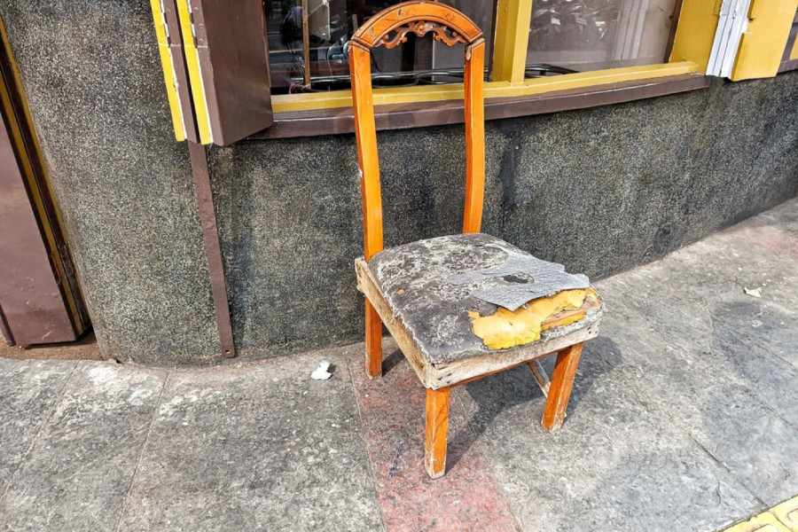 Od starih raspalih STOLICA napravila je UMETNIČKO remek-delo: Ovako nešto ne može da se KUPI! (VIDEO)