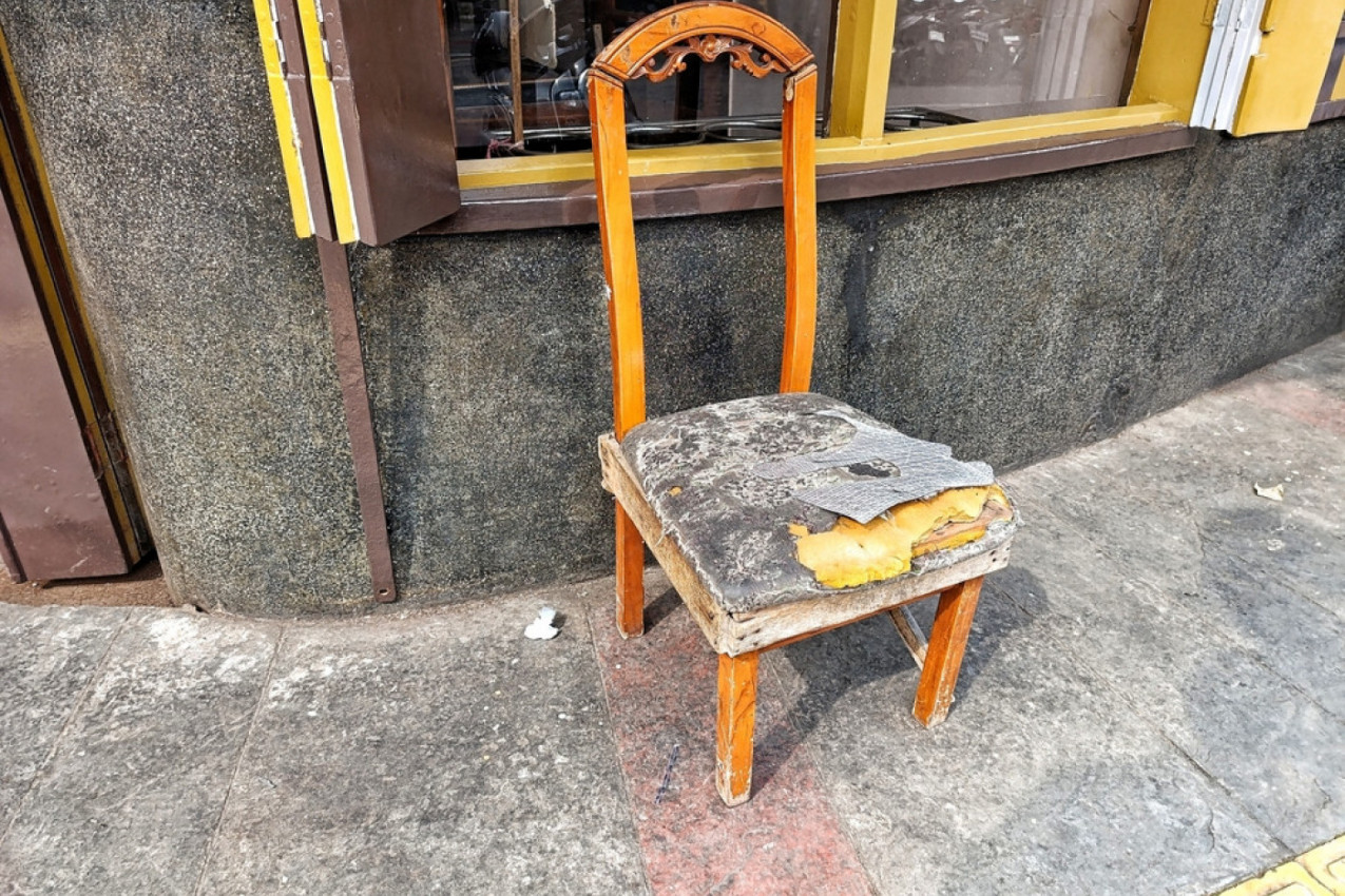 Od starih raspalih STOLICA napravila je UMETNIČKO remek-delo: Ovako nešto ne može da se KUPI! (VIDEO)