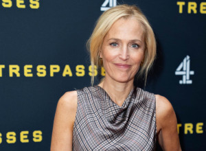 Britanska klasika u modernom izdanju: Džilijan Anderson u KARIRANOJ haljini o kojoj svi pričaju