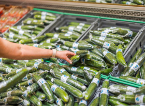 Ovo je razlog zašto se krastavci iz marketa pakuju u PROVIDNU FOLIJU