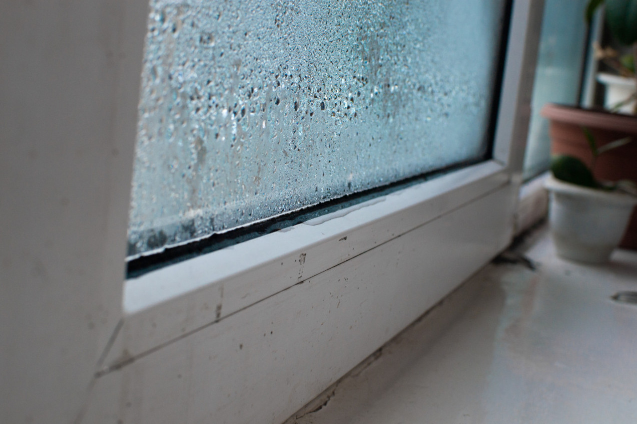 Ovih 7 saveta pomoći će vam da se zauvek rešite VLAGE na prozorima