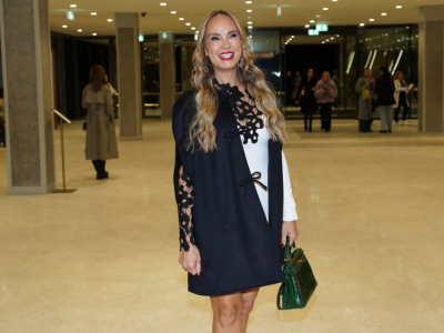 Haljinu je iskombinovala sa belim cipelama na štiklu