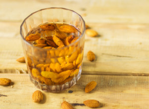 Svako veče stavite četiri badema u toplu vodu: Jedite ih sutradan i rešite ono što muči gotovo svaku ženu