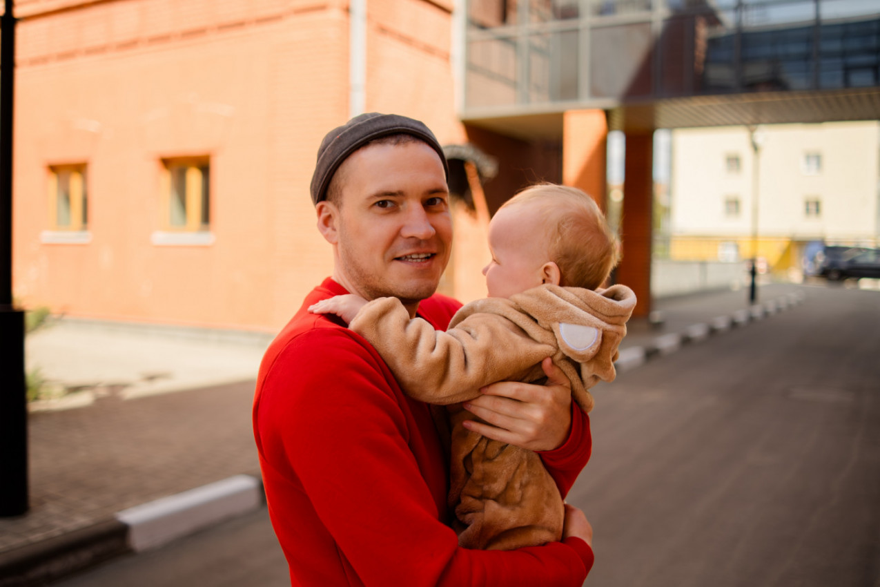 Spasao je BEBU koja je pala sa 5. sprata, pa završio na sudu zbog toga: Nezapamćen slučaj heroja sa ulice! (VIDEO)