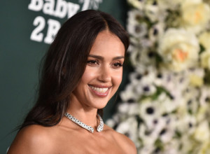 DŽESIKA ALBA konačno potvrdila vezu sa 11 godina mlađim glumcem: Fanovi kad su videli ko je opleli po njemu! (FOTO)