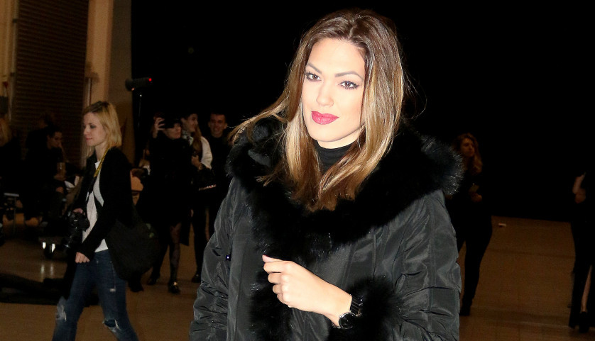 NINA RADULOVIĆ bira jelku, a niko ne skida pogled sa nje: Nikad kraća suknja otkrila najduže noge domaće scene (FOTO)