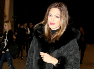 NINA RADULOVIĆ bira jelku, a niko ne skida pogled sa nje: Nikad kraća suknja otkrila najduže noge domaće scene (FOTO)