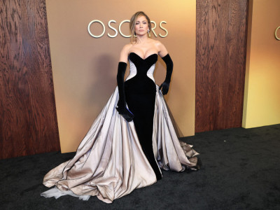  Haljina dramatičnog kroja, sa čvrstim korsetom i plišanim detaljima