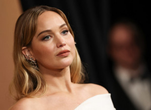 GOLA RAMENA I DUBOK ŠLIC koji otkriva previše - niko to nije očekivao od slavne glumice i to posle drugog porođaja (GALERIJA)