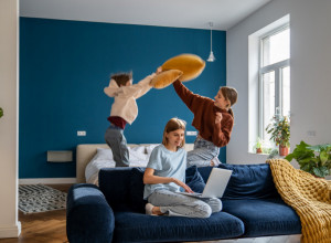 Rad od kuće sa decom: Kako preživeti haos i sačuvati razum - saveti koji zaista pomažu