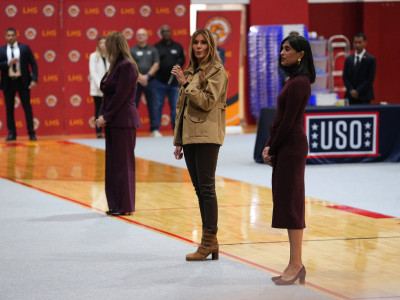 Stajling su upotpunile kožne čizme na potpeticu u boji kestena