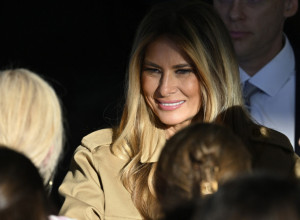 MELANIJA u kožnim pantalonama koje su čudo za figuru: Na njoj je NAJUŽI model koji dokazano stoji bolje i od suknje (FOTO)