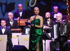 MARIJA VELJKOVIĆ žešća od Merlinke: Crveno je njena boja, bretele spale, a haljina istakla duge noge - mreže gore (FOTO)