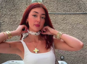 Kupila je EKSKLUZIVNU polovnu haljinu, a onda ju je dočekala zagonetna poruka: Nikad se nije ovako potresla (VIDEO)