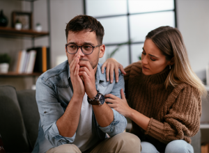 Zatražio sam RAZVOD posle 3 nedelje braka zbog onoga što sam pronašao u njenom telefonu, i to još za NJEGOVE OČI!