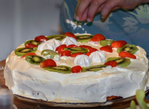 Posna torta sa kivijem i karamelom: Tradicionalni recept koji krasi svaku trpezu, a OVO je bakin trik za SAVRŠEN UKUS