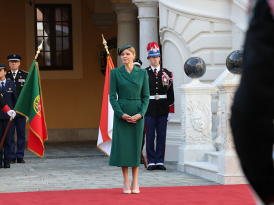 Ovaj stajling mnogi tumače kao suptilan omaž britanskoj kraljevskoj porodici