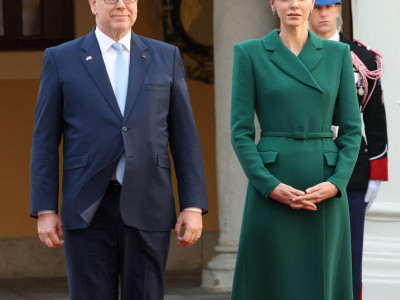 Centralni komad bio je model Kalonis od 100 odsto vunenog krepa, sa jasnom, skulpturalnom siluetom, definisanim ramenima i širokim reverima