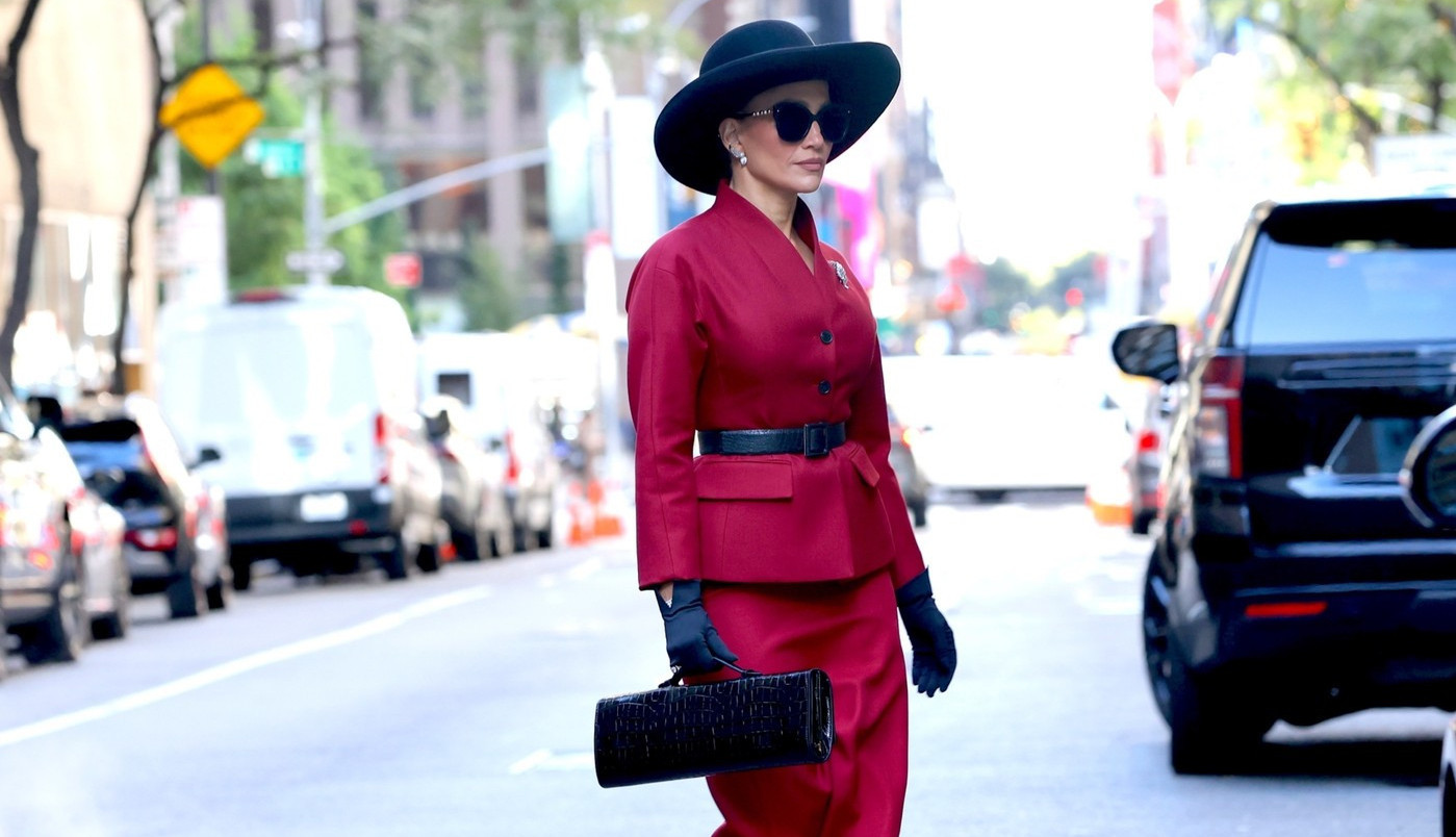 Svaka žena ga ima: Dženifer Lopez prošetala u neodoljivom džemperu koje su nosile naše bake (FOTO)