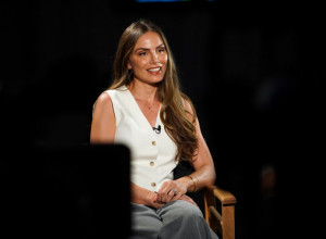 Naša Nina Seničar zasenila Njujork provokativnom haljinom bez brushaltera – elegantno, izazovno i besprekorno moderno