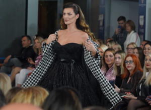 Mnogi ne znaju koliko je visoka NAŠA NAJLEPŠA VODITELJKA: Ponela helanke koje izdužuju noge, a sada su za njima lude sve žene! (FOTO)