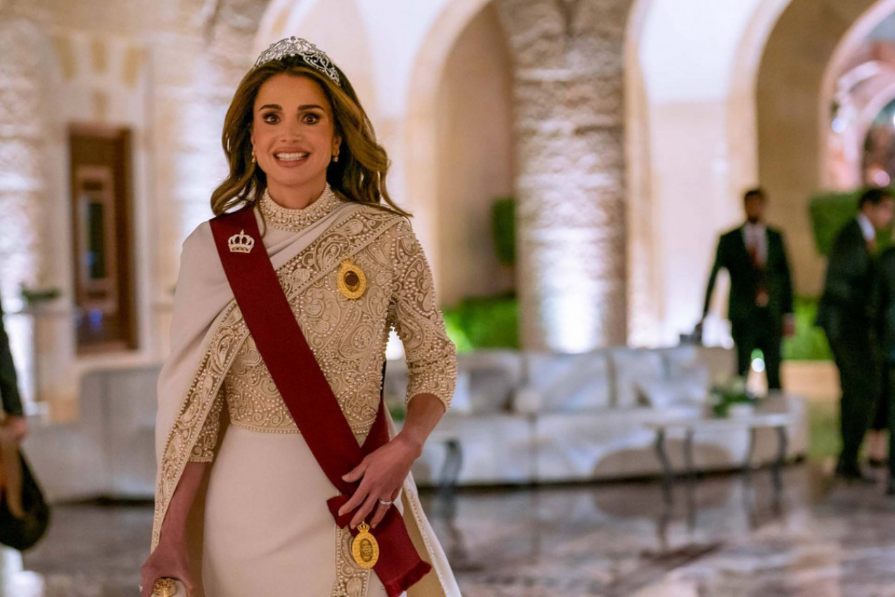 Nikad nismo videli ovakvu kraljicu Raniju! Oduševila spojem koji retko ko ume da nosi, i baš to joj stoji savršeno (FOTO)